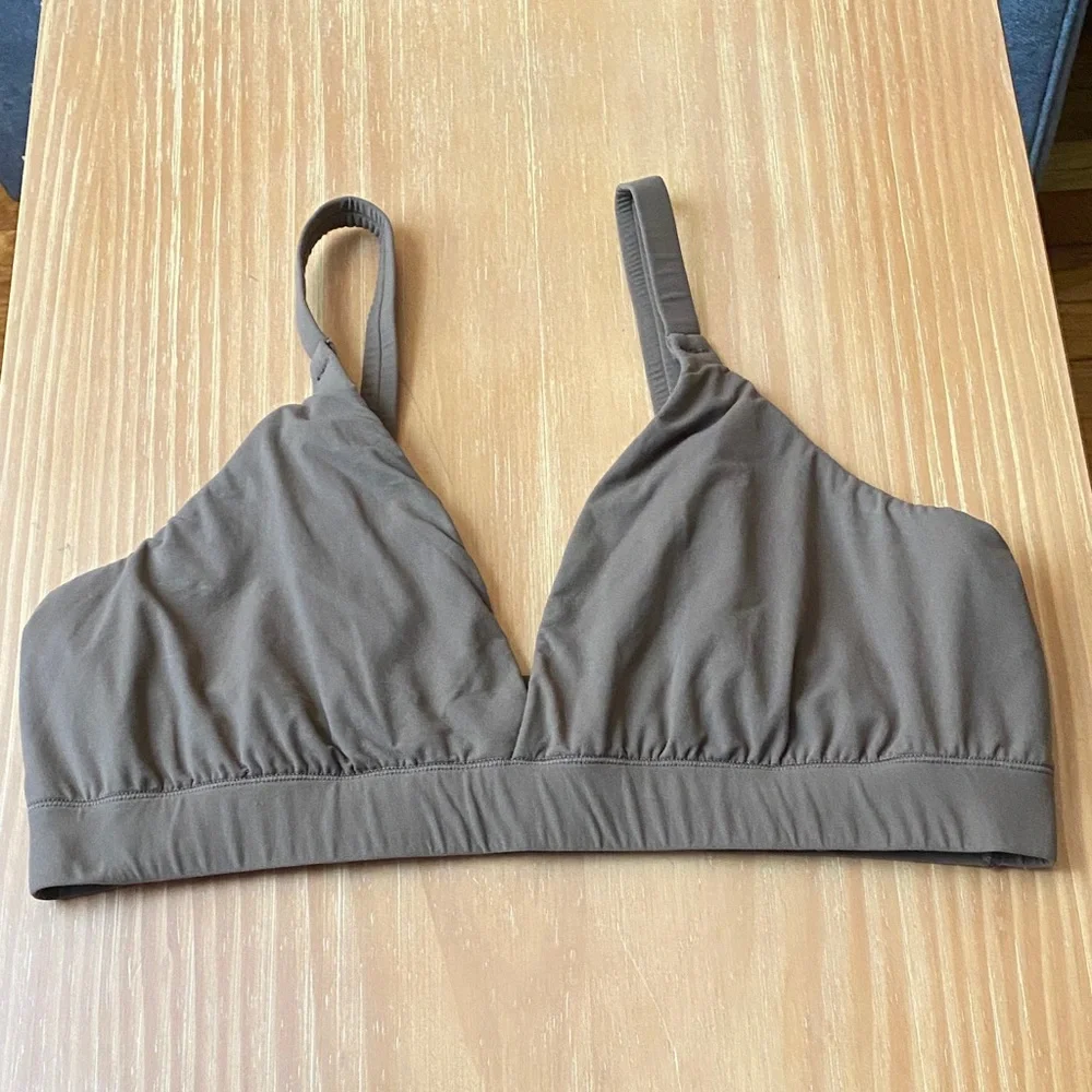 SKIMS Brown Triangle Soft-Cup Bra - Picture 1 of 7
